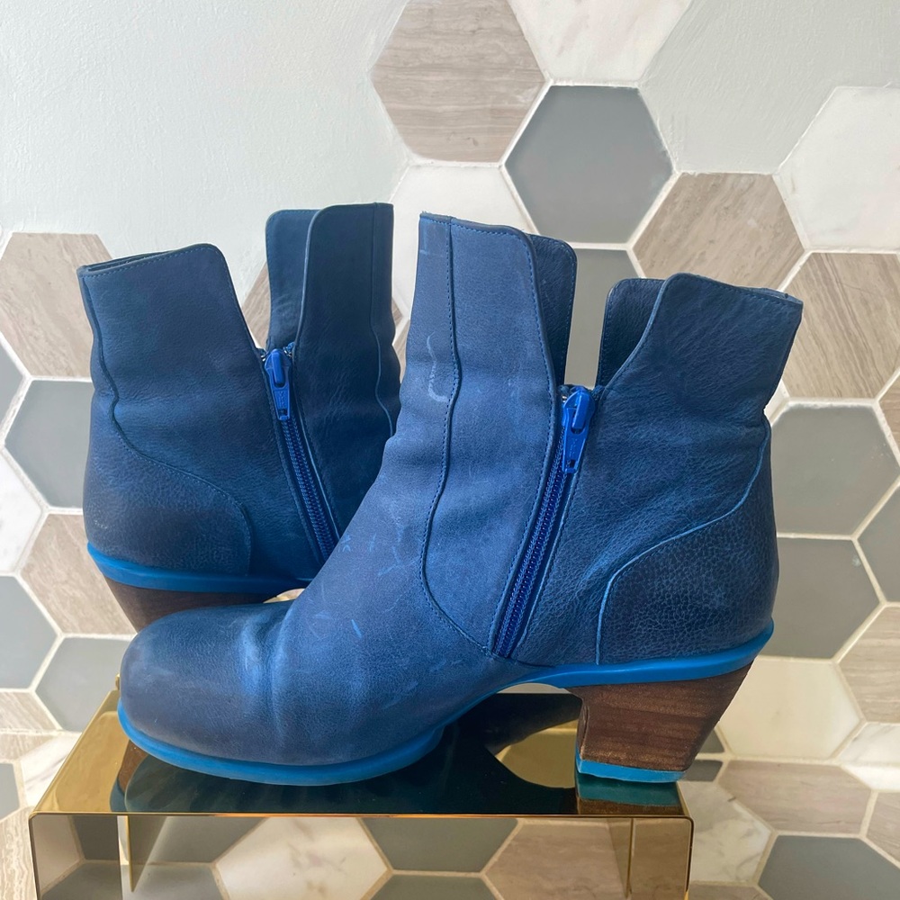 John Fluevog 9.5 wears like a 9. Ultra Marine Rosy Hopeful Ankle Boot.